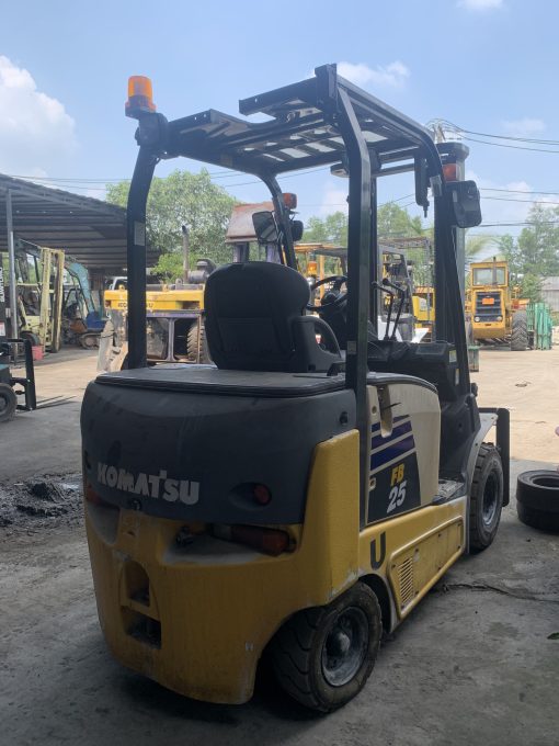 Xe nâng điện ngồi lái 2.5 tấn KOMATSU FB25-12