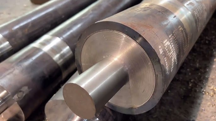 Hướng dẫn bảo trì trục cao su để tăng tuổi thọ 3 So Sánh Trục Cao Su Và Trục Kim Loại: Lựa Chọn Nào Phù Hợp?
