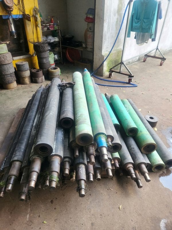 Dấu hiệu cho thấy đã đến lúc thay trục cao su 1 Ưu điểm Của Trục Lô Cao Su Chịu Nhiệt Trong Sản Xuất