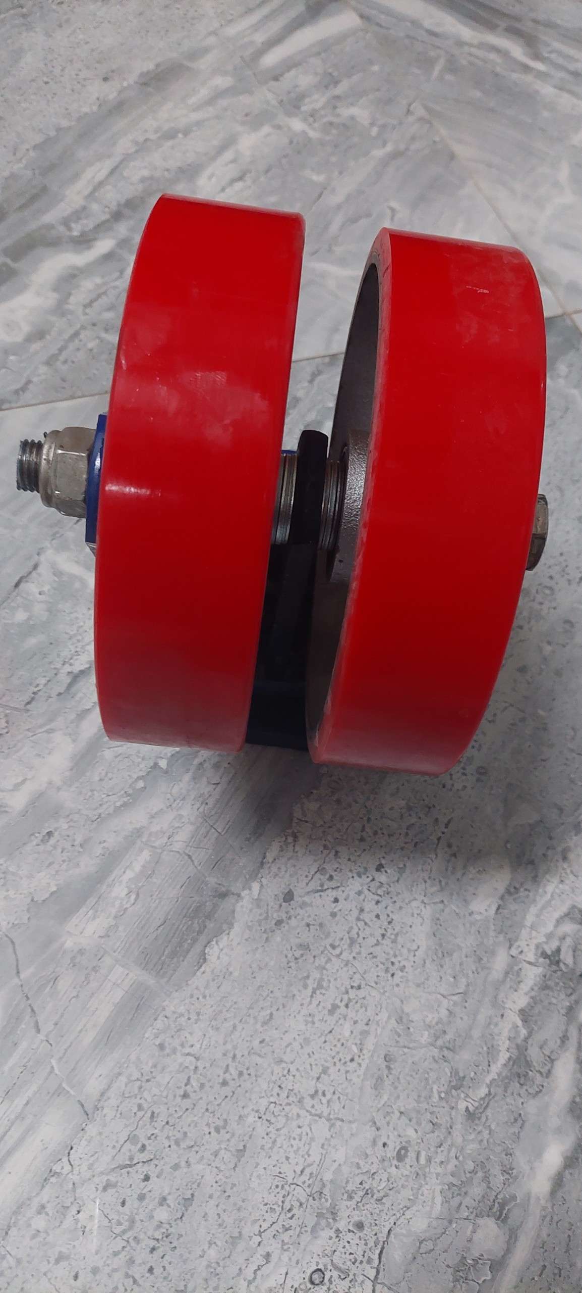Tại sao xe nâng điện tiêu hao pin nhanh hơn bình thường? Kiểm tra bánh xe PU ngay 3 bánh xe nâng, bánh xe pu - sản phẩm tại mrpu.vn