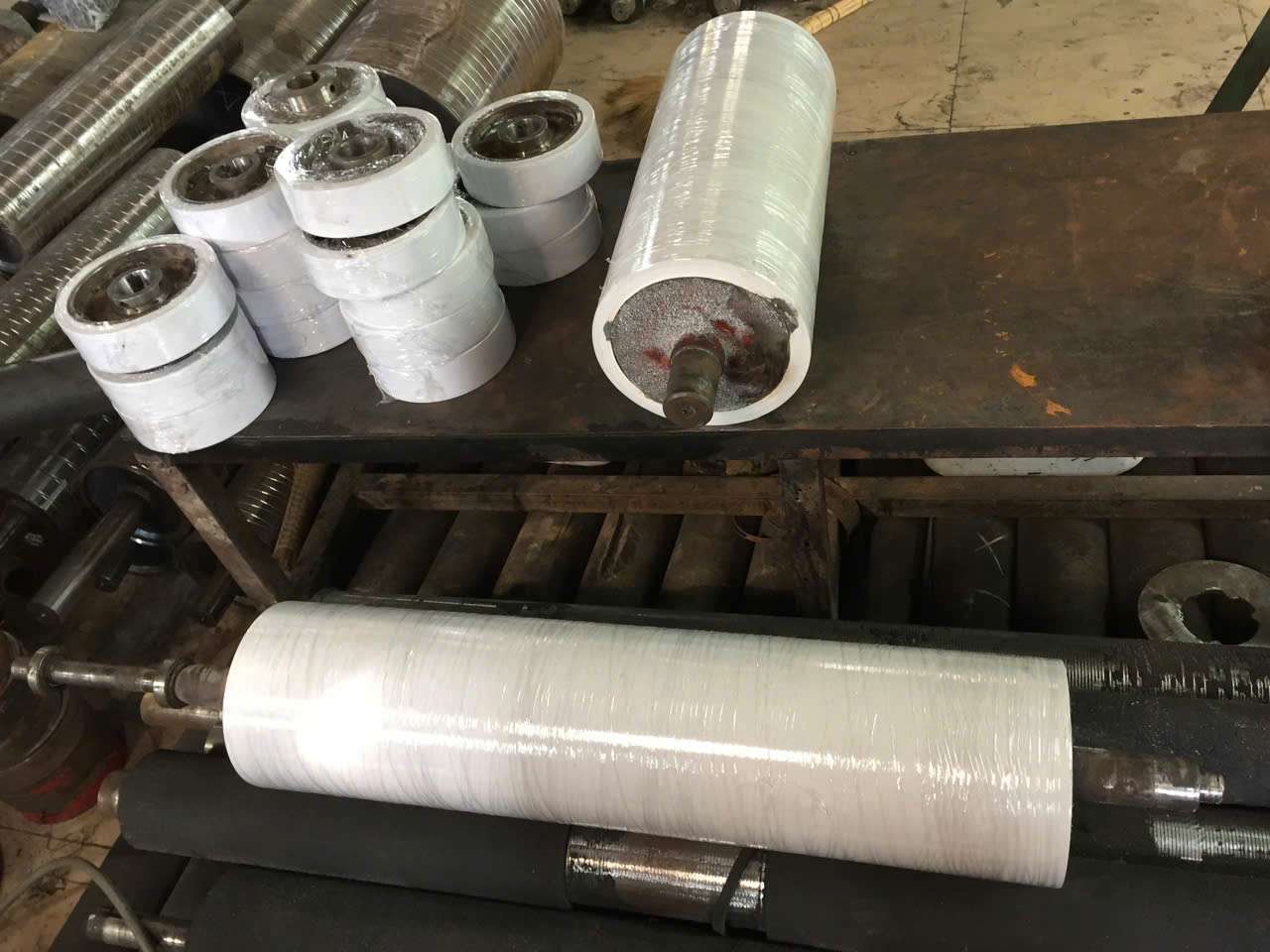 Vòng đời thực tế của con lăn băng tải cao su là bao lâu và các yếu tố tăng cường tuổi thọ 2 con lăn cao su - sản phẩm tại mrpu.vn