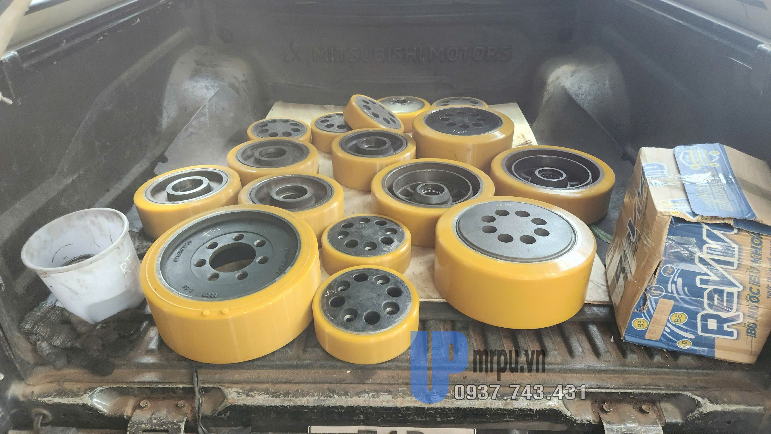Xu hướng tùy chỉnh màu sắc bánh xe nâng PU theo yêu cầu nhận diện an toàn nhà máy 6 bánh xe nâng, bánh xe pu - sản phẩm tại mrpu.vn